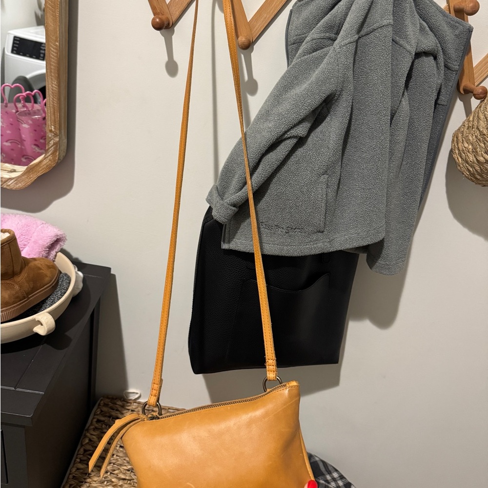Elegant Tan Leather Crossbody Bag